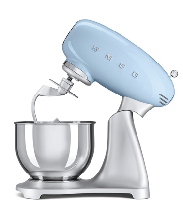 Le robot sur socle Smeg est ultra design, il s’intègre parfaitement dans la déco pour une cuisine moderne et tendance. Incontournable pour toutes vos petites recettes !