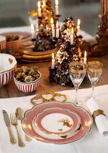 Passons Noël au château autour de cette table à la déco impériale rouge et or. Vaisselle en porcelaine blanche, couverts or, et déco en bois précieux.