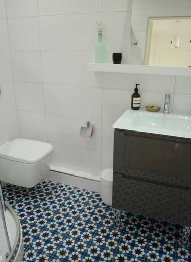 Les carreaux de ciment subliment la déco de la salle de bain Salle de bain mosaique noir