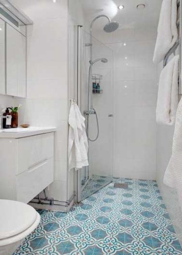Déco mauresque bleu turquoise pour les carreaux de ciment de cette petite salle de bain. Le carrelage et les meubles blancs dans le reste de la pièce calme le jeu.