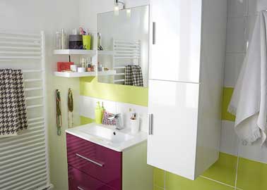 Ambiance pepsy et colorée avec cet ensemble de salle de bain haut en couleurs ! Astucieuse et gaie, cette déco privilégie les rangements muraux au maximum et la luminosité.Meuble de salle de bains couleurs aubergine Castorama.