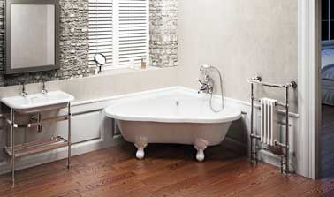 Baignoire angle à pieds au look rétro pour salle de bain zen. Le lavabo et le chauffe serviette donne le ton rétro. Baignoire îlot angle, 1.399€ Bainissimo
