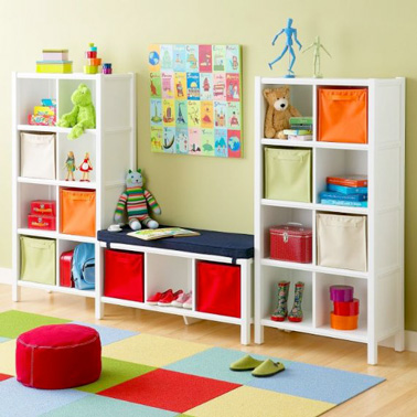 Une jolie salle de jeux colorée avec des rangements ultra pratiques pour ranger ses petits jouets en un rien de temps !