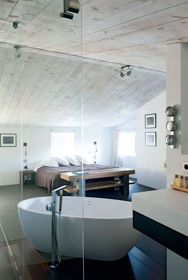 Pourquoi ne pas aménager une belle suite parentale avec un espace salle de bain sous les combles ? Une bonne idée pour profiter de tous les mètres carrés de la maison !
