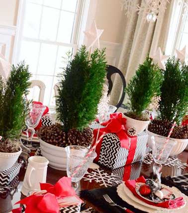 Inspiration tradi chic pour cette table de Noël à la déco rouge et verte. Centre de table végétal, vaisselle blanc et beaux verres soufflés au top pour Noël