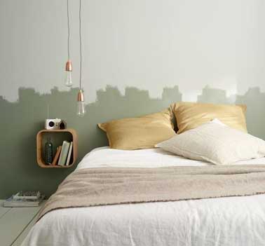 Cette tête de lit originale est dessinée directement sur le mur avec de la peinture. Contrastée avec la couleur de la chambre elle amène une déco cocooning