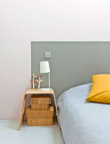 Originale, cette tête de lit peinte directement sur le pan de mur de la chambre. Bois clair et couleur pastel du sol ajoutent modernité à cette décode chambre