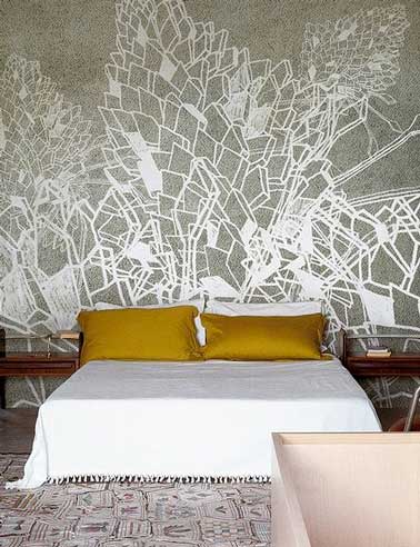 Originale et facile, la tête de lit s'habille de motifs dessinés directement sur le mur avec une peinture métallisée. Parfait pour une déco arty tendance.