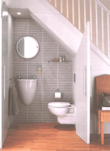 Très astucieux d’optimiser l’espace sous l’escalier en aménageant des toilettes à la déco sobre et élégante 