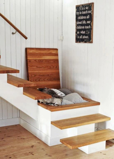 Gagnez de la place avec une trappe ultra pratique dans les escaliers. Idée astucieuse pour un rangement en plus dans la maison. 