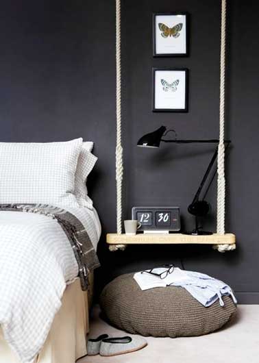 Fabriquer un chevet soi-même voilà une idée économique pour la déco de chambre. A faire avec des objets détournés, ici une balançoire créee une déco décalée