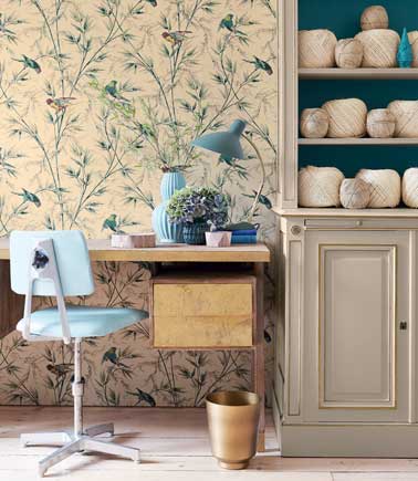 Des perroquets bleu sur le papier peint du coin bureau c'est top. Détails turquoise déco sur la chaise de bureau. Great Ormond papier peint Little Greene