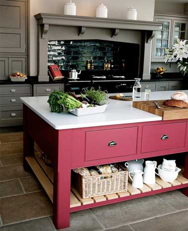 Cuisine grise traditionnelle modernisée avec un îlot central récup peint en rose framboise. Une association chic et choc pour réveiller la neutralité du gris