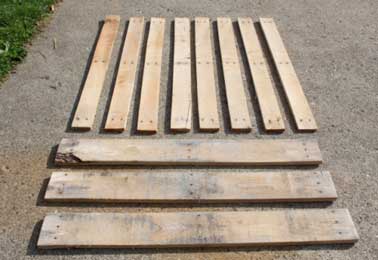 Une palette bois entièrement démontée. Les planches de dimensions identiques sont parfaites pour fabriquer une table basse, un salon de jardin en palette ou une tête de lit