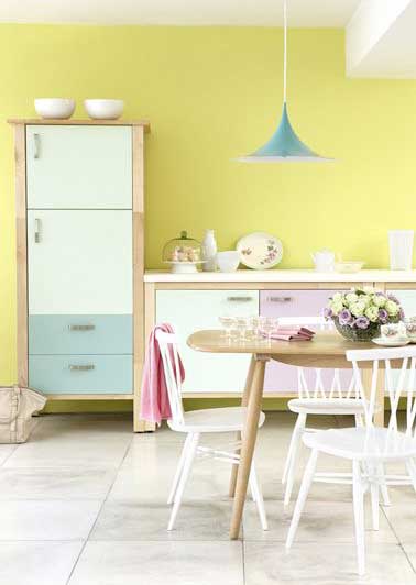Ambiance scandinave pour les meubles repeints de la cuisine. Trois peintures pastels rose, vert d'eau et vert menthe sont appliquées sur les meubles en bois 