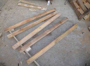 Récupérez les chutes de palettes en bois pour recouvrir les contre marches de votre future escalier. Préférez des planches avec des noeuds de bois plus déco