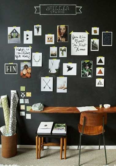 Style bureau de tendance avec ces photos accrochées au mur du bureau avec du masking tape. Une idée rapide pour décorer un petit espace avec trois fois rien