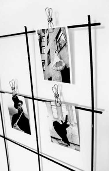 Accrocher des polaroïds sans faire de trous c'est facile et rapide. Suspendez avec des pinces vos photos sur une structure bois ou métal effet déco assuré