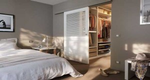 Un dressing  dans une chambre parentale un aménagement de rêve. Dressing ouvert pas cher avec étagères et boîtes de rangement, dressing design sur mesure, penderie ouverte, le dressing fait la déco de chambre