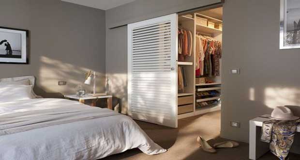 Un dressing dans une chambre parentale un aménagement de rêve. Dressing ouvert pas cher avec étagères et boîtes de rangement, dressing design sur mesure, penderie ouverte, le dressing fait la déco de chambre