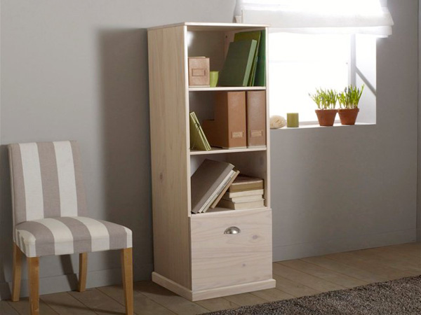 Bibliothèque élégante et raffinée, en pin massif,  pour un rangement pratique et multifonctions, disponible en 3 coloris, 3 niches et 1 tiroir, finition brut ou vernis nitrocellulosique, poignées en métal. 150€ au lieu de 249€ (40-%)