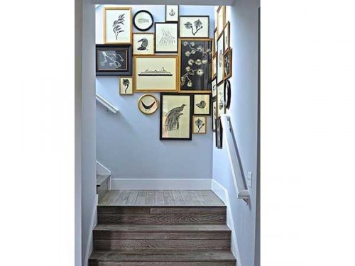 cage d'escalier en bois avec une peinture bleue pastei cage d'escalier en bois avec une peinture bleue pastei