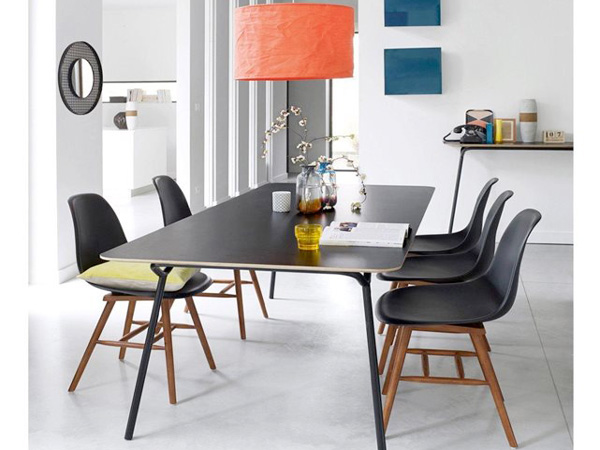 Pour une déco chic et élégante, lot de 2 chaises design, coque plastique, assise en ABS, piétement en hêtre teinté noyer vernis nitrocellulosique et patins en plastique. 158,40€ au lieu de 197,90€ (-20%)