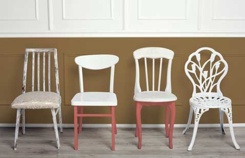 Une galerie de chaises récup repeintes en peinture de couleur orangé 1825. Une idée déco bien pensée pour relooker un long couloir ou l' entrée. Réf. Glofish 