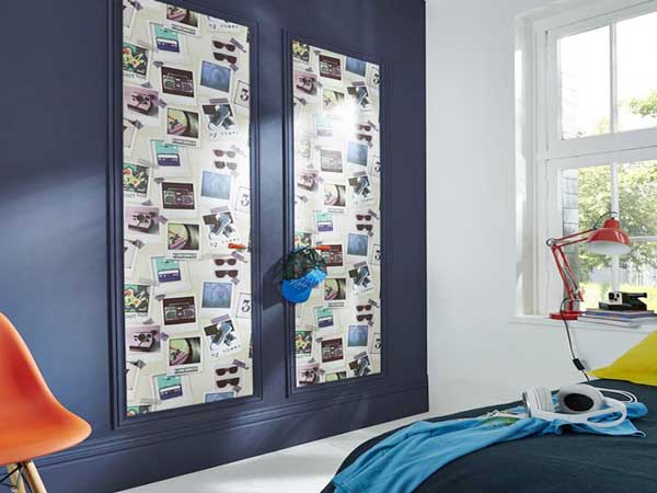 Au top la déco de chambre ado avec papier peint trompe l’oeil photos. Ici posé sur les boiseries du mur peint avec une couleur bleu foncé contrasté avec la chaise orange