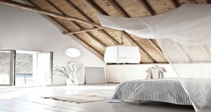 Une chambre sous combles voilà une bonne idée déco ! Chambre adulte ou d'amis aménagée sous combles profite des poutres et de la pente sous toit pour installer un cocon de rêve