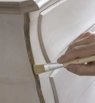 Finissez de patiner le meuble en posant un peu de cire effet bronze ancien Libéron sur les tranches. Lustrez avec un chiffon de laine et admirez le travail 