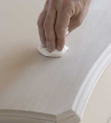 Appliquez une fine couche de cire pour patiner le meuble. Après séchage complet, lustrez à l'aide d'un chiffon de coton. Et vous obtenez une patine naturelle