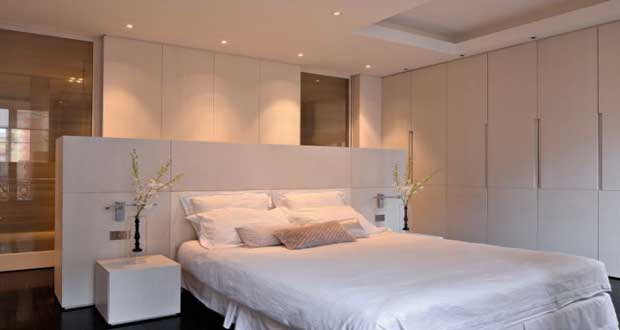 Séparer discrètement la salle de bain dans une suite parentale, une bonne idée déco. Cloison tête de lit design, cloison amovible, rideaux…Des idées déco de suite parentale de rêve