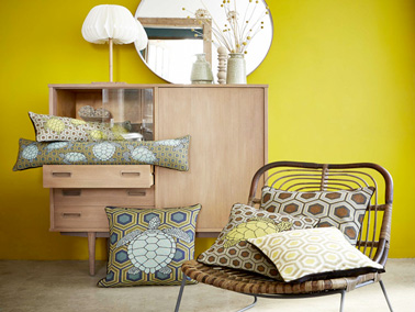 La collection de coussin Art de Lys pour décorer la maison Pour peaufiner la déco de la maison, on mise sur les accessoires Tissage Art de Lys qui propose des pièces made in France haut de gamme !