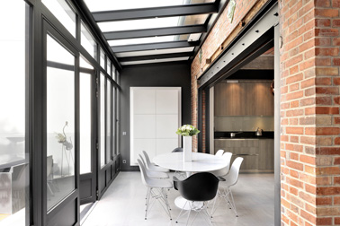Agrandissez la maison avec une magnifique véranda spacieuse et lumineuse où la cuisine et le salon s’ouvrent sur l'extérieur avec une belle vue sur le jardin 