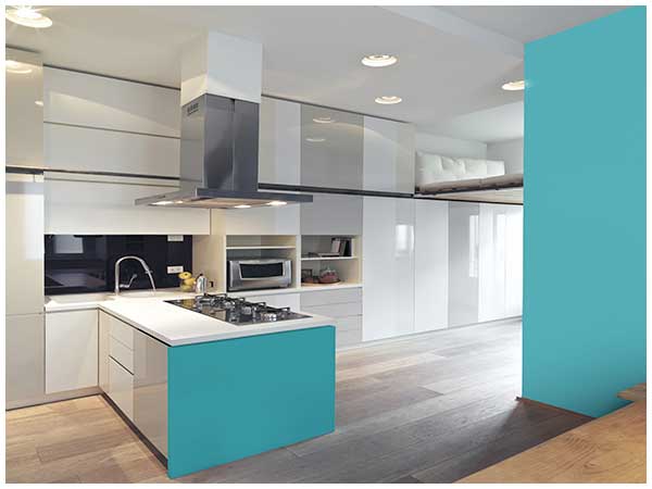 Des touches de peinture céladon dans une cuisine américaine. Une couleur novatrice et unique créee par la marque de mobilier Airborne pour la peinture 1825