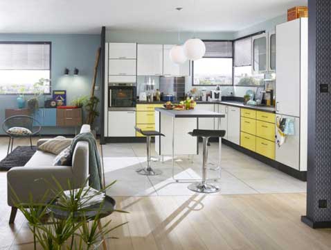 Cuisine ouverte déco rétro style années 60 avec meubles laqués blanc et jaune. Aménagée autour d'un 'îlot central Plan de travail stratifié mat Leroy Merlin