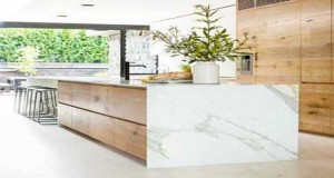 Cuisine verrière en métal ou cuisine verrière en bois, la déco de la cuisine a tout à gagner grâce à l’installation d’une verrière. Déco Cool vous inspire des idées d’aménagement de verrière cuisine pour créer une pièce lumineuse et moderne.