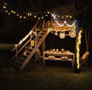 Déco de cabane de jardin illuminée pour l'extérieur Des jolies guirlandes pour faire la déco de la cabane du jardin pour une ambiance illuminée et festive les soirs d’été et admirer les étoiles en famille