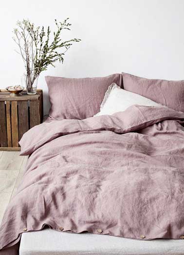 Déco de chambre cocooning avec cette caisse en bois brute transformée en table de nuit. Bien joué pour apporter du caractère dans une pièce à la déco épurée. 