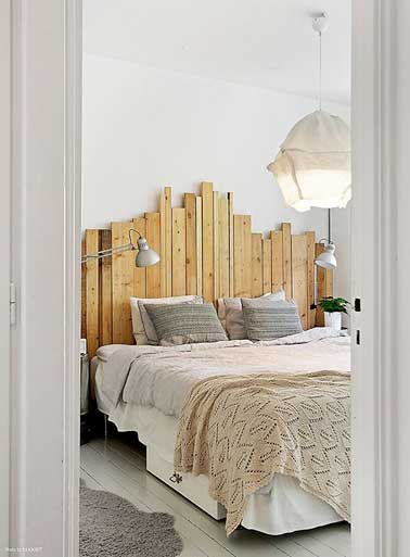 Une déco de chambre cocooning à refaire avec une tête de lit en bois de palette. Une idée recup originale pour apporter de la chaleur dans la pièce et donner 