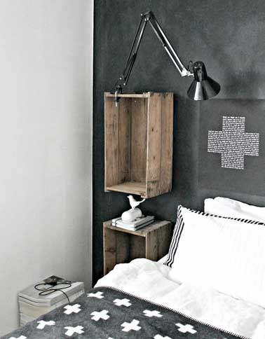 Une déco récup parfaite pour habiller la chambre graphique. Créee avec des caisses en bois fixées au mur et détournées en niche de rangement et table de nuit