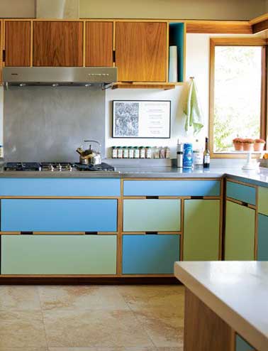 Deux couleurs de peintures vives pour repeindre les meubles dans cette cuisine rustique. Vert d'eau et bleu turquoise un duo de nuances top pour une déco pop