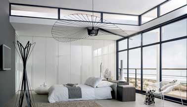 Déco design dans la chambre parentale avec ce dressing en laqué blanc brillant. Marié avec console tête de lit et luminaire et porte manteau noir déstructurés