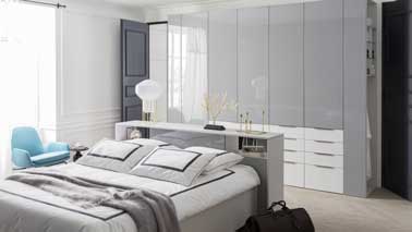 Dressing en laque gris perle brillant en accord avec la déco élégante de chambre parentale. Associé avec le petit fauteuil turquoise et la console tête de lit