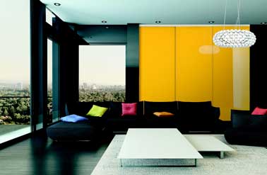 Dressing avec façade laque jaune brillante pour déco de chambre parentale pop. Parfait pour réveiller murs et canapé d’angle noir avec coussins colorés