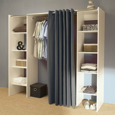 Dressing pas cher pour un rangement déco dans la chambre Penderie avec rideau ikea