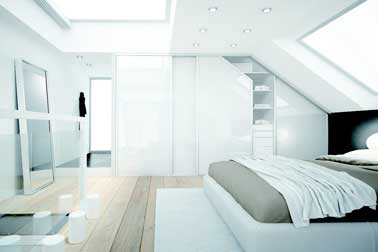 Ce dressing en laque blanc exploite l’espace de la chambre parentale sous pente. Aménagé près de la douche italienne et accordé au parquet blanchi