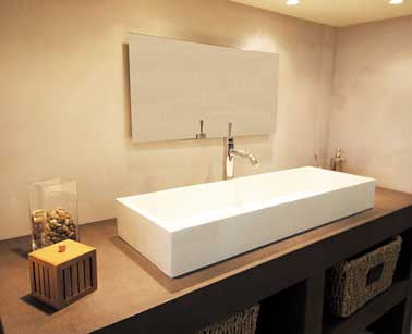 Avec ce béton minéral de couleur crème, le plan vasque est relooké en version chic. Une ambiance élégante et raffinée dans une déco de salle de bain épurée