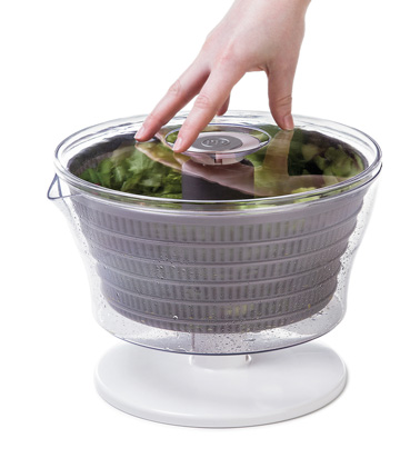 Essorez votre salade sans efforts avec l’essoreuse à salade à presser automatique de Progressive ! Un concept hyper pratique et efficace qui vous facilitera la vie dans la cuisine 
